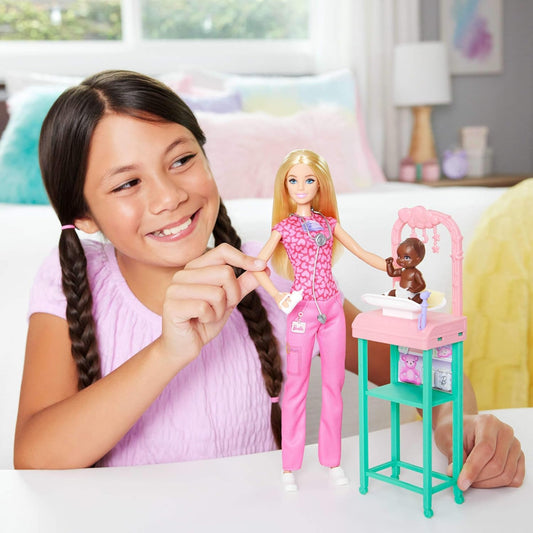 Barbie Boneca Bebê Médica com Boneca Loira da Moda Vestindo Uniforme Rosa, 1 Boneca Bebê com Acessórios e Móveis para Bebê, JCR72