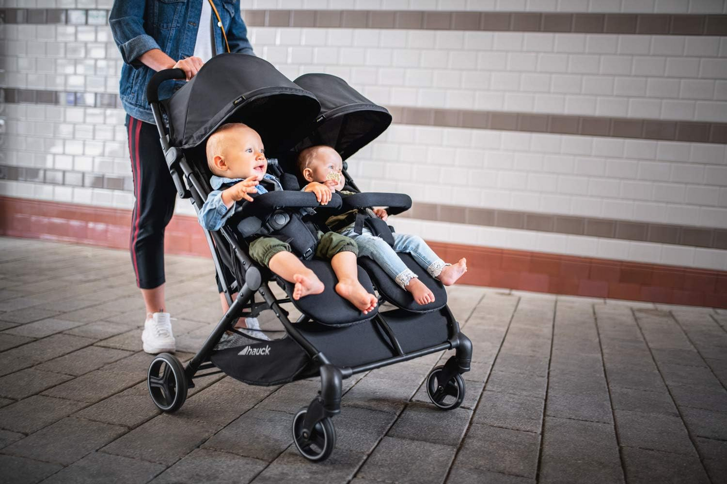 hauck Swift X Duo, Preto - Carrinho de bebé duplo com capa de chuva, carrinho duplo lado a lado (apenas 75 cm de largura), compacto e dobrável com uma mão, posição totalmente deitada