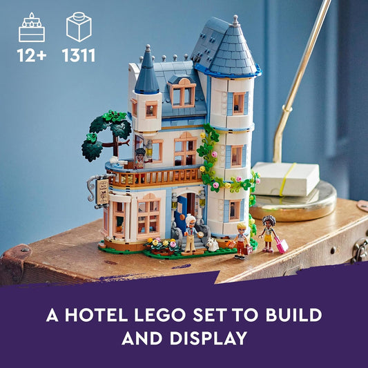 LEGO Friends Castle Bed and Breakfast Hotel Playset, juguete de construcción para niños a partir de 12 años, con 4 minimuñecas, una figura de perro y accesorios, idea de regalo para niñas, niños y adolescentes 42638