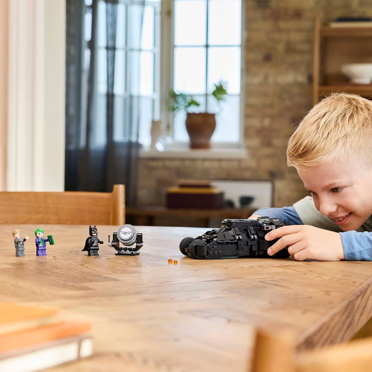 LEGO DC Batman: Batman Tumbler vs. Two-Face & The Joker - Batmóvel de brinquedo com 3 minifiguras - Conjunto de super-heróis - Presente para meninos, meninas e fãs do Cavaleiro das Trevas com mais de 8 anos