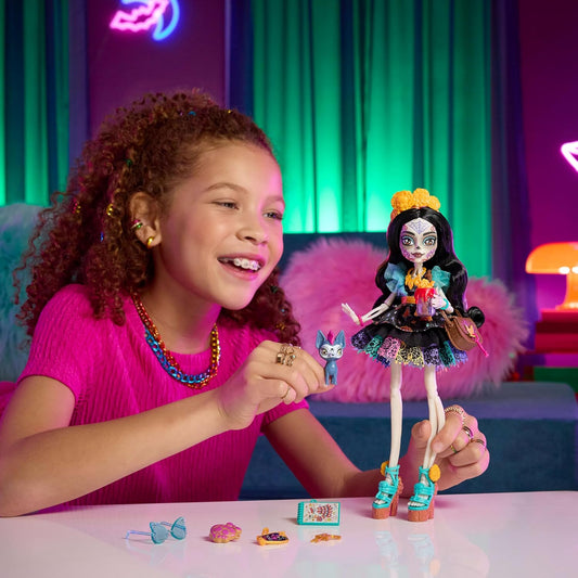 Monster High,Boneca Skelita Calaveras, com vestido colorido de papel picado, acompanhada de sua cachorrinha Candelita e 7 acessórios como caderno de desenho, lanche e bolsa a tiracolo, JHK34