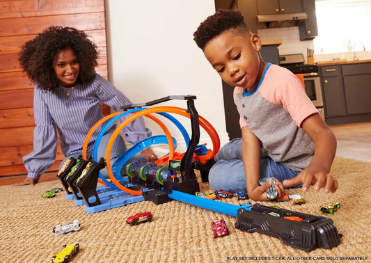 Hot Wheels Juego de pista y coche de juguete, pista motorizada a gran escala con 3 sacacorchos, 3 zonas de choque y almacenamiento de juguetes, FTB65
