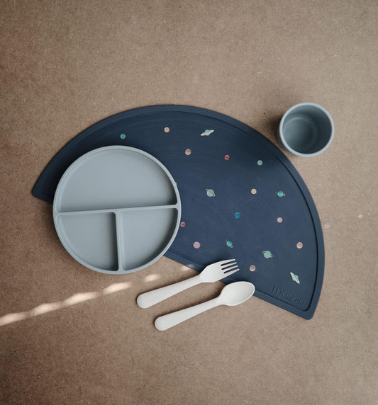 Mushie Tapete de silicone para crianças | Design antiderrapante | Material: Silicone de qualidade alimentar | Fácil de limpar e resistente a manchas | Livre de BPA e ftalatos (Planets)