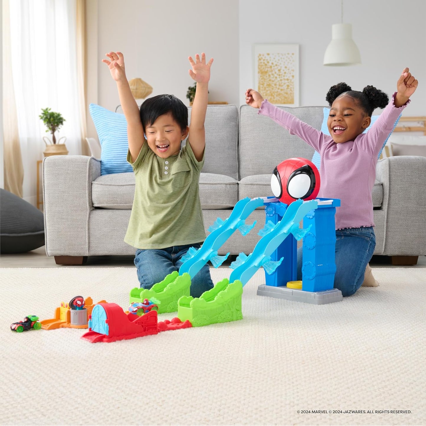 Homem-Aranha e seus Incríveis Amigos - Pista Mega Jump HQ do Homem-Aranha - Pista dupla de 99 cm com elevador, centro de controle, túneis de teia e dois veículos exclusivos da linha Amazing Metals.