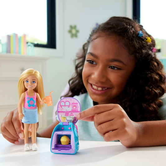 Barbie Mochila para assar cupcakes, boneca loira Chelsea, família e amigos, mochila vestível com peças de confeitaria, JBF46