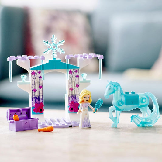LEGO 43209 Disney Princess Elsa e o conjunto de estábulo de gelo de Nokk, com figura de cavalo de brinquedo congelada para construir para crianças de 4 anos ou mais e miniboneca