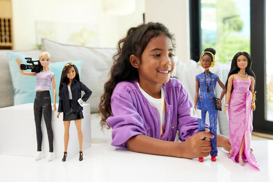Barbie Careers - Juego de 4 muñecas y accesorios, mujeres en el cine con ejecutivo de estudio, directora, directora de fotografía y estrella de cine en looks removibles, HRG54