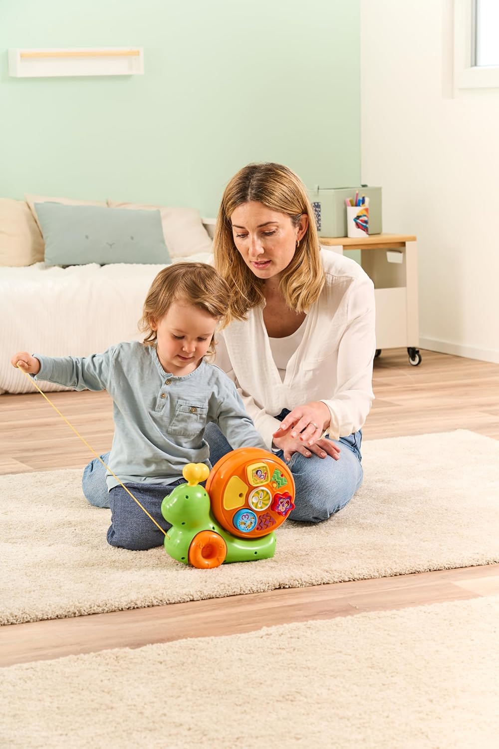 VTech Baby Spinning Activity Snail, 4 botões iluminados ensinam letras, números, formas e cores, quadro de atividades com materiais manipuláveis e classificador de formas, brinquedo interativo para 12, 24 meses +, versão em inglês