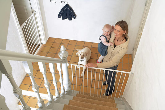 BabyDan Scandinavian Pet Design Puerta para perros extensible extra alta, 62,5-106,8 cm/24,6-42 pulgadas de ancho, 103 cm/40,5 pulgadas de altura, puerta de escalera extensible/puerta para mascotas/puerta de seguridad, metal, blanco,