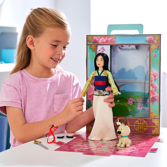 Disney Store Official Mulan Story Doll para crianças, 29 cm/11”, com Mushu e irmãozinho, 2 roupas, acessórios, pacote de colorir e atividades e caixa que se dobra para um palco de jogo, adequado para maiores de 3 anos