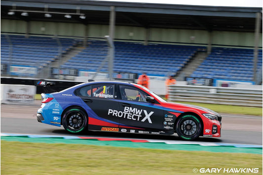 Scalextric C4225 BMW 330i M-Sport BTCC 2020 - Colin Turkington, Preto/Azul/Vermelho