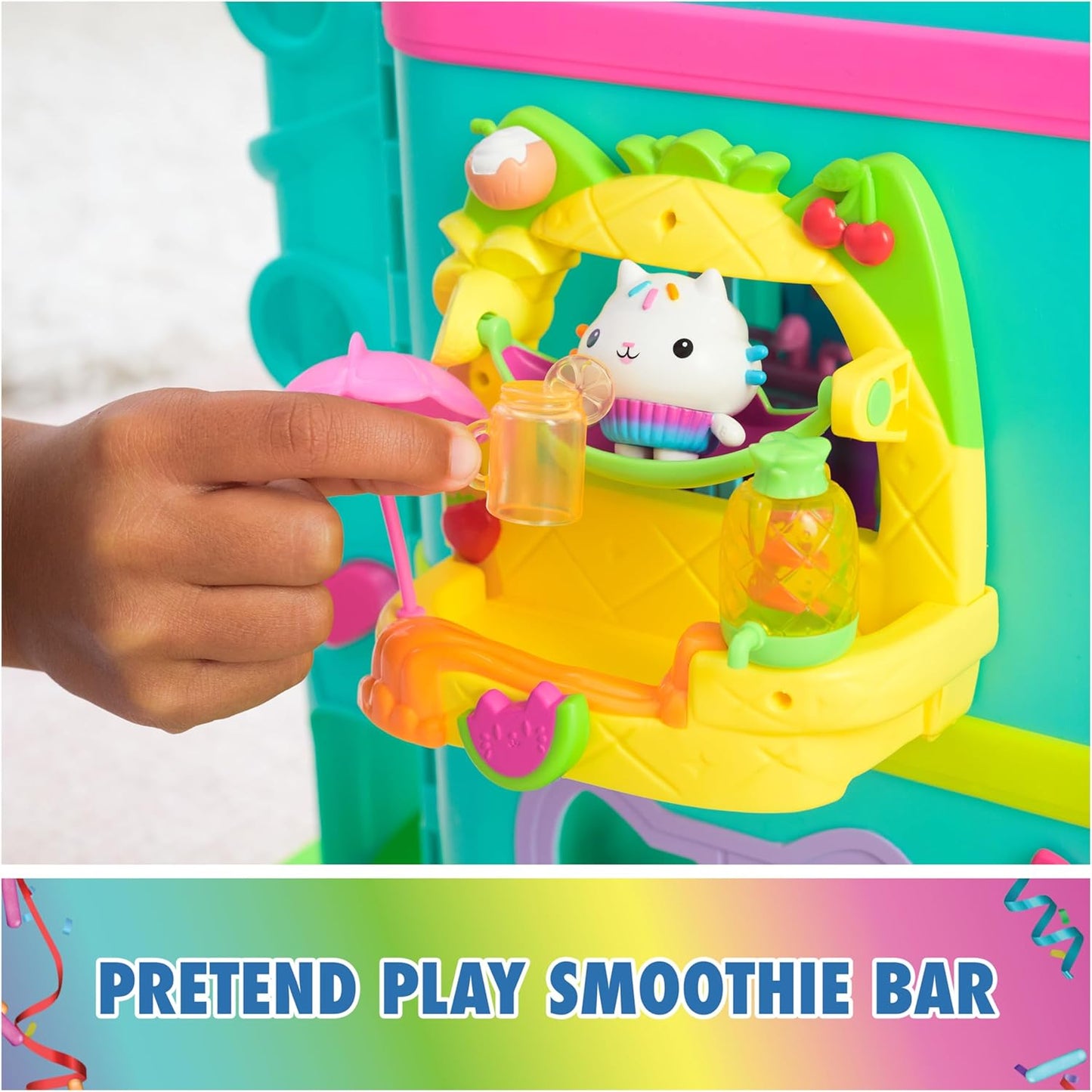 Gabby’s Dollhouse Conjunto de Brinquedo Cakey's Fruit Smoothie Balcony, 8 peças com figuras de brinquedo, acessórios para casa de bonecas e brincadeira sensorial, brinquedos infantis para meninas e meninos a partir de 3 anos.