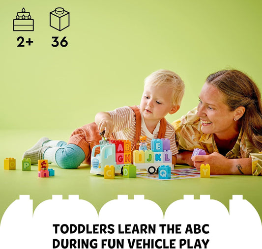 LEGO Brinquedo de caminhão do alfabeto DUPLO Town para crianças, meninos e meninas de 2 anos ou mais, conjunto de brinquedos de construção de veículos de aprendizagem ABC com um trailer carregando tijolos do alfabeto e figuras de meninos e meninas 10421