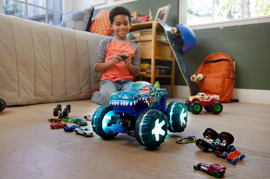 Hot Wheels Monster Trucks Coche de control remoto, vehículo RC a batería Mega-Wrex Alive a escala 1:15 con luces y sonidos