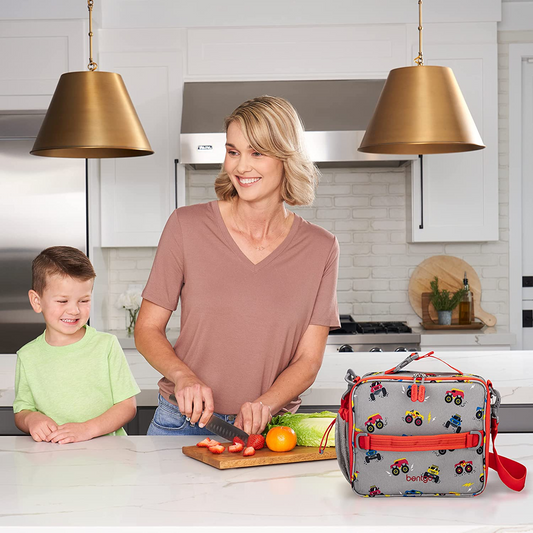 Bentgo Bolsa de almuerzo para niños con estampado – Doble aislamiento, tela duradera y resistente al agua con bolsillos internos y externos con cremallera y soporte externo para botellas – Ideal para niños de 3 años en adelante (camiones)