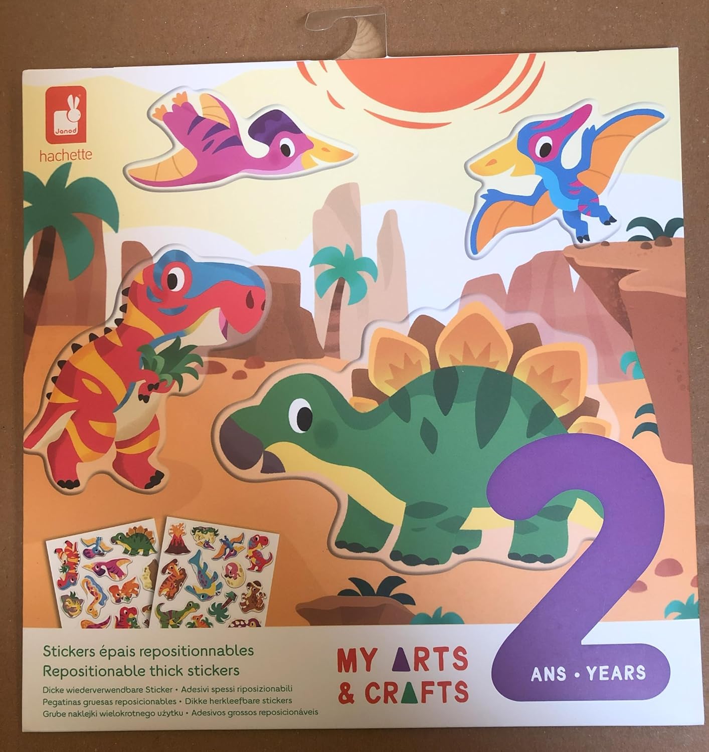 Janod - 30 adesivos grossos infinitamente reposicionáveis - Tema de dinossauros - 2 decorações e 2 quadros de adesivos - Rede à base de água - Kit de lazer criativo para crianças - Treinamento de habilidades motoras - 2 anos +