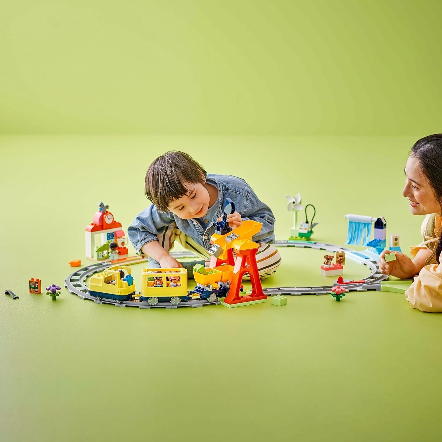 LEGO DUPLO Grande conjunto de trem comunitário interativo, brinquedo de construção Montessori, locomotiva Push&Go interativa com luzes, sons e trilhos, presentes para crianças de 3 anos ou mais.