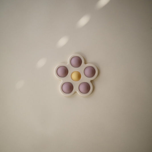 Mushie Brinquedo de apertar | Brinquedo sensorial antiestresse com bolhas | A partir de 10 meses | Brinquedo para aliviar o estresse | 100% silicone de qualidade alimentar e plástico ABS | Design de flor (lilás suave/narciso claro/marfim)