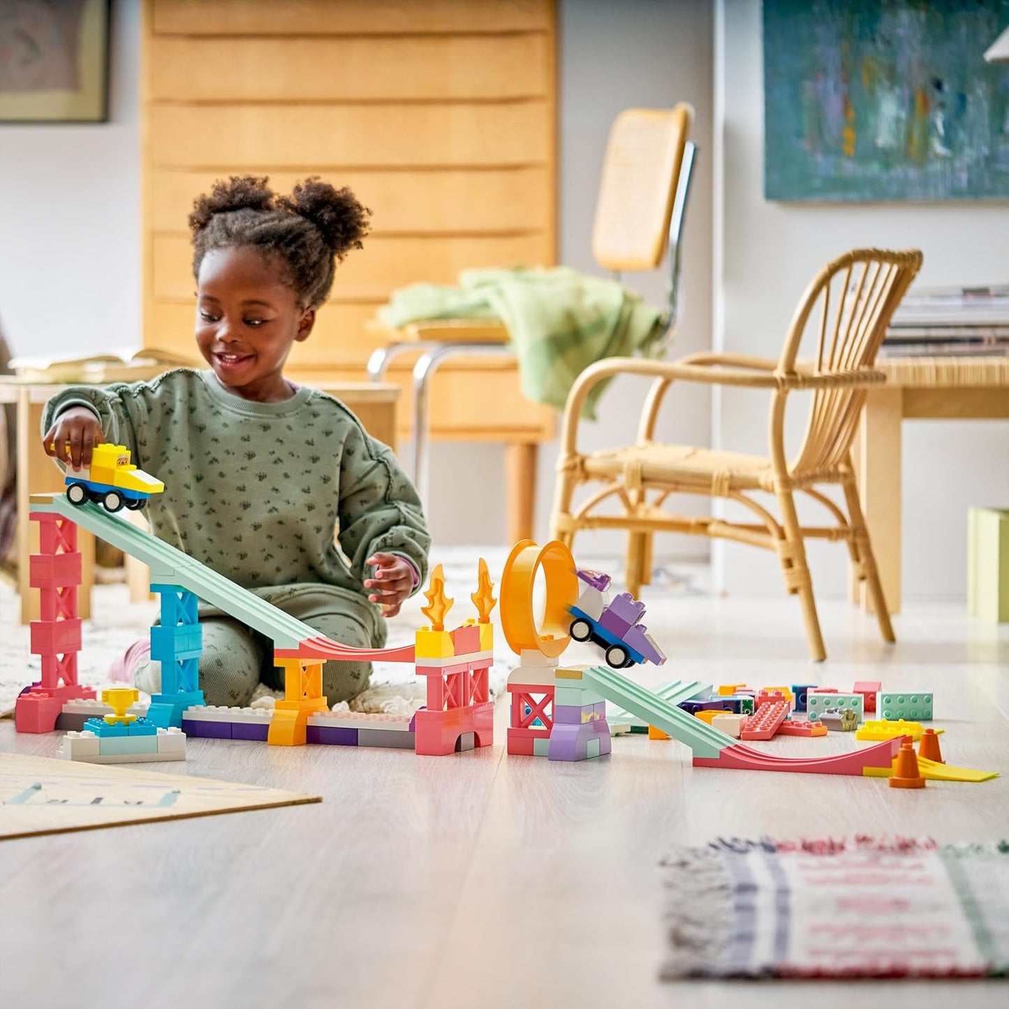 LEGO DUPLO 3 em 1 Rampas Criativas com Veículos - Brinquedo Educativo para Desenvolvimento da Coordenação Motora de Crianças Pequenas - Conjunto Montessori de Combinação de Cores com 2 Carrinhos de Corrida - Presente para Meninos e Meninas a partir