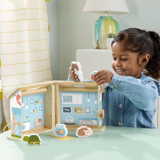 Fisher-Price Conjunto de brinquedo de madeira para brincar de hospital de animais de estimação, 6 peças, para crianças em idade pré-escolar a partir de 3 anos, JFG07
