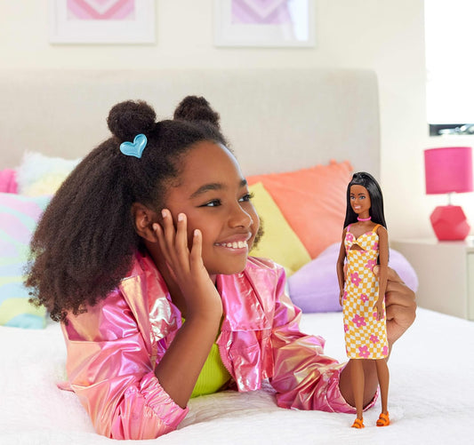 Barbie Boneca Fashionistas nº 233 com cabelo preto, vestindo vestido midi xadrez laranja e rosa com flores, colar e sandálias, HYT91