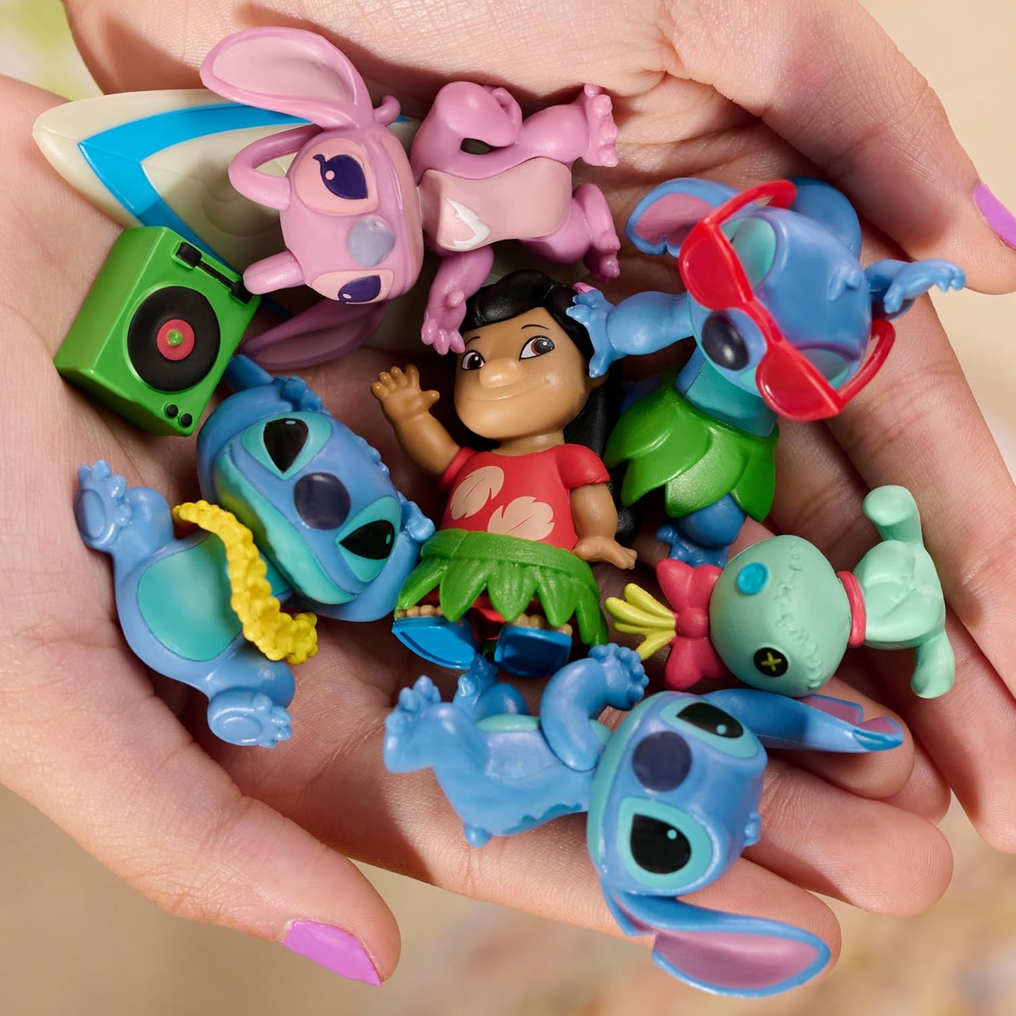 Just Play Disney Conjunto de figuras colecionáveis Stitch com acessórios, 11 peças, figuras de 5 cm, inclui Stitch, Lilo, Angel e Scrump, brinquedos colecionáveis, decoração para casa, para crianças a partir de 3 anos.