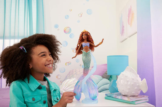Mattel Boneca Disney A Pequena Sereia Ariel (Versão Deluxe) com Cauda Iridescente, Miçangas para o Cabelo e Suporte, HNF42