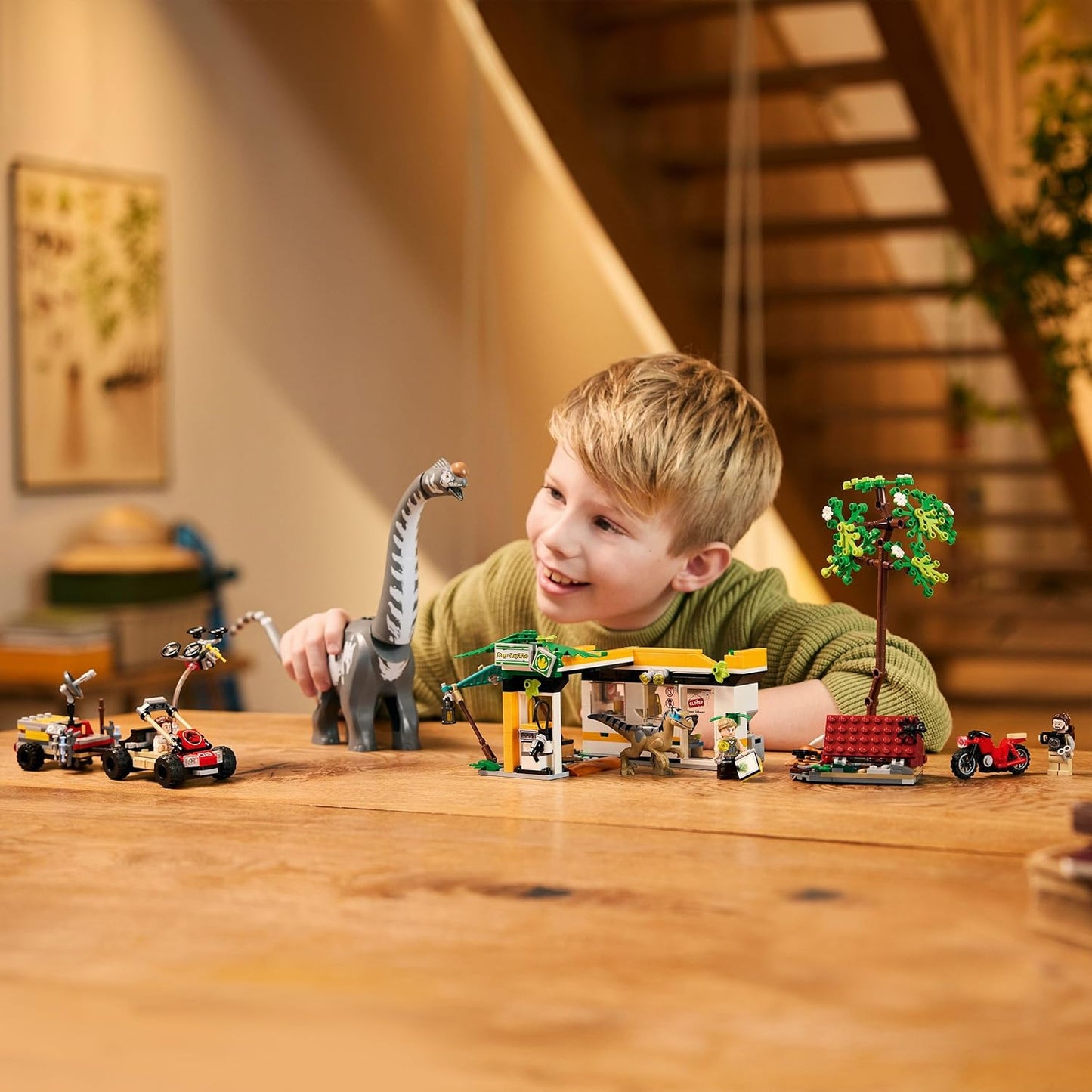 LEGO Jurassic World Missão de Rastreamento de Raptor e Titanossauro - Brinquedo de Dinossauro com 3 Minifiguras, Carro Off-Road e Moto - Presente para Meninos e Meninas a partir de 7 Anos - 76973