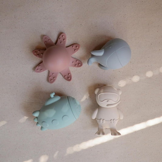 Mushie Brinquedo de banho para bebês, crianças pequenas e crianças, feito de silicone | Pacote com 4 brinquedos de banho com tema de vida marinha para diversão na banheira: baleia, submarino, mergulhador e polvo.