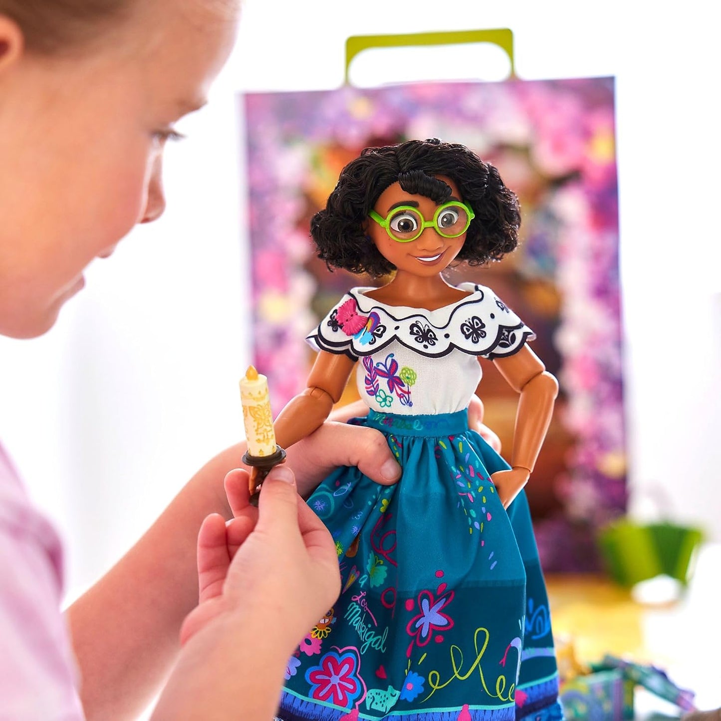 Disney Store Official Mirabel Story Doll para crianças, Encanto, 27 cm/10”, com Jaguar, Pico e Chispi, 2 roupas, acessórios, pacote de colorir e atividades e caixa que se dobra para um palco de brincadeira