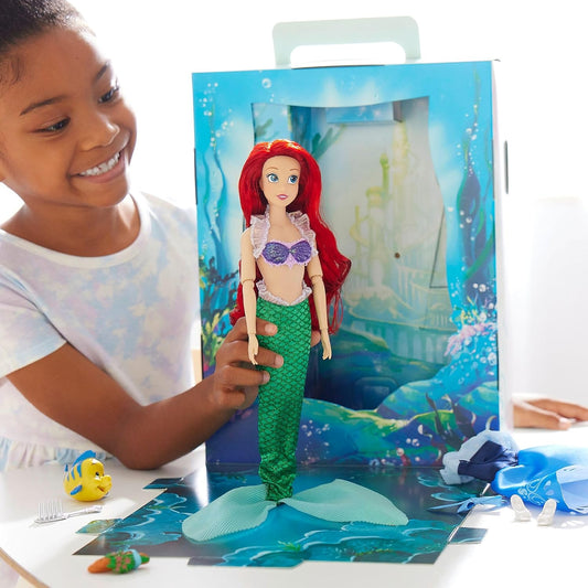 Disney Store Official Ariel Story Doll para crianças, A Pequena Sereia, 28 cm/11”, com linguado, 2 roupas, acessórios, pacote de colorir e atividades e caixa que se dobra para um palco de jogo, adequado para maiores de 3 anos