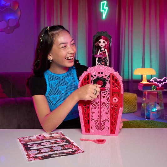 Monster High Skulltimate Secrets - Boneca e Acessórios, Draculaura Garden Mysteries com Closet Revelado e mais de 19 Surpresas para Festa do Chá, como Roupas, HYT72
