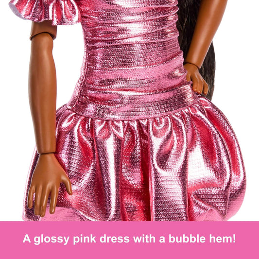 Barbie Deluxe Style Boneca nº 6 em Vestido Rosa Coral Metálico com Bainha Balonê, Cabelo Preto em Rabo de Cavalo, Acessórios como Óculos de Sol, Joias e Bolsa, JFP41