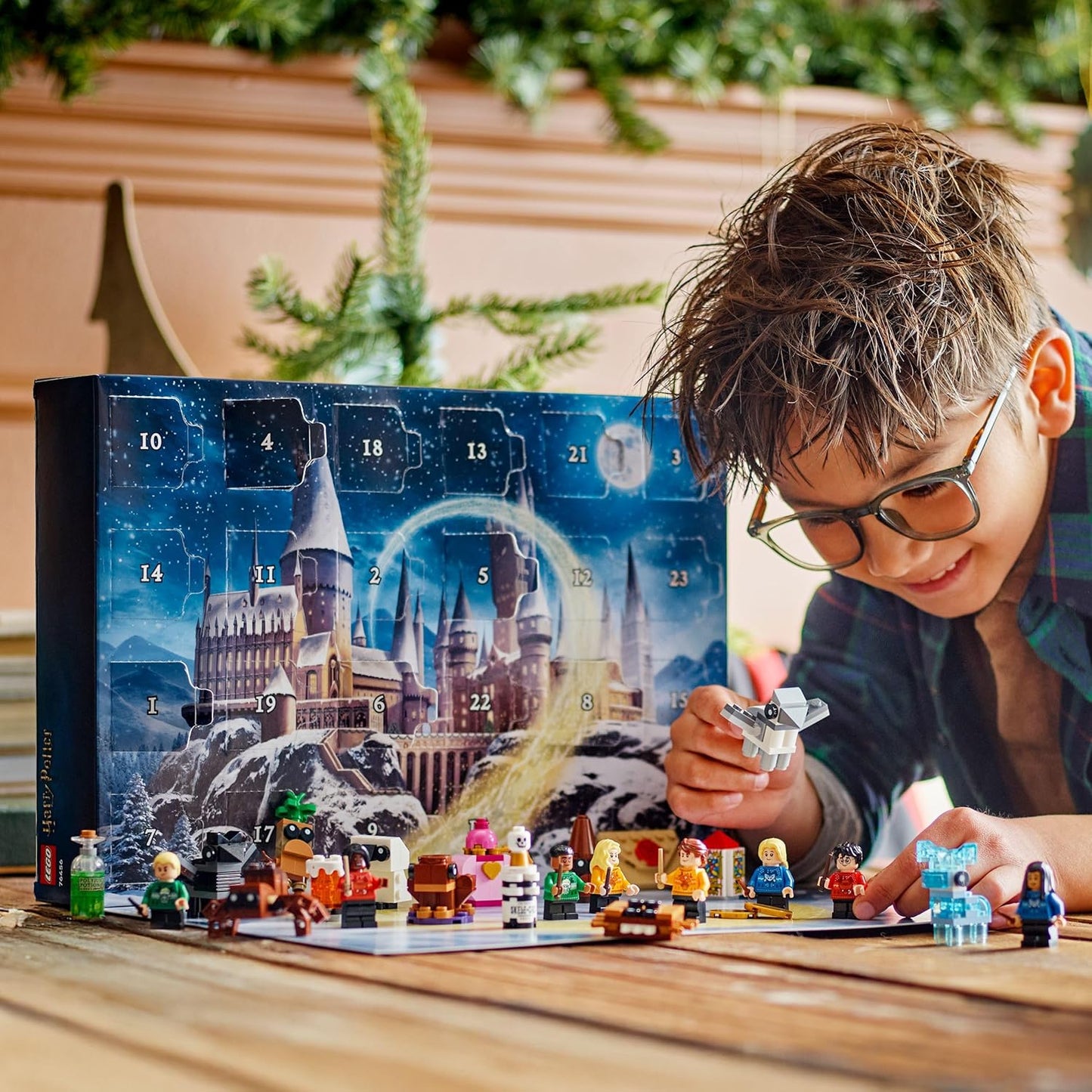 LEGO Harry Potter 2025 Calendário do Advento para meninos e meninas a partir de 7 anos - Brinquedo de contagem regressiva para o Natal com 24 surpresas, incluindo 8 minifiguras com suéteres natalinos e mini construções - Ideia de presente - 76456