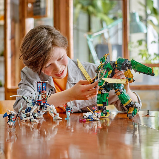 LEGO NINJAGO 2 em 1 Robô a Jato do Lloyd - Transforma-se em um Brinquedo a Jato - 5 Minifiguras, incluindo Sora e Lloyd, além de uma Motocicleta e uma Figura de Dragão - Presente para Meninos a partir de 9 Anos e Fãs de Dragons Rising - 71845