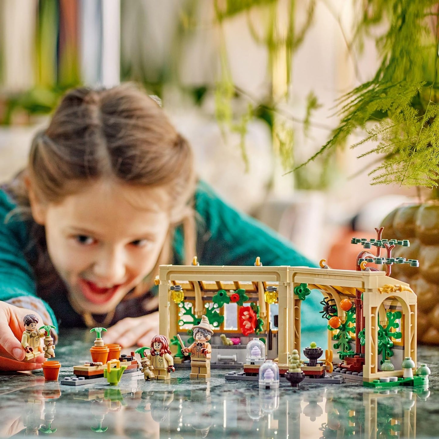 LEGO Harry Potter Castelo de Hogwarts: Conjunto de Aula de Herbologia com Minifiguras Neville Longbottom, Hermione Granger e Professora Sprout - inclui 3 Mandrágoras de Brinquedo - Presente para Meninas e Meninos a partir de 8 Anos - 76445