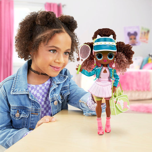 Muñeca de moda deportiva LOL Surprise OMG con 20 sorpresas - COURT CUTIE - Incluye varios accesorios deportivos y de moda feroz - Para niños de 4 años en adelante