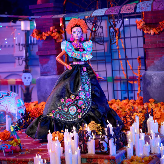 Barbie Boneca Signature, coleção Dia dos Mortos 2024, com vestido preto, blusa azul com babados, estampa bordada e acessórios coloridos, HRM72