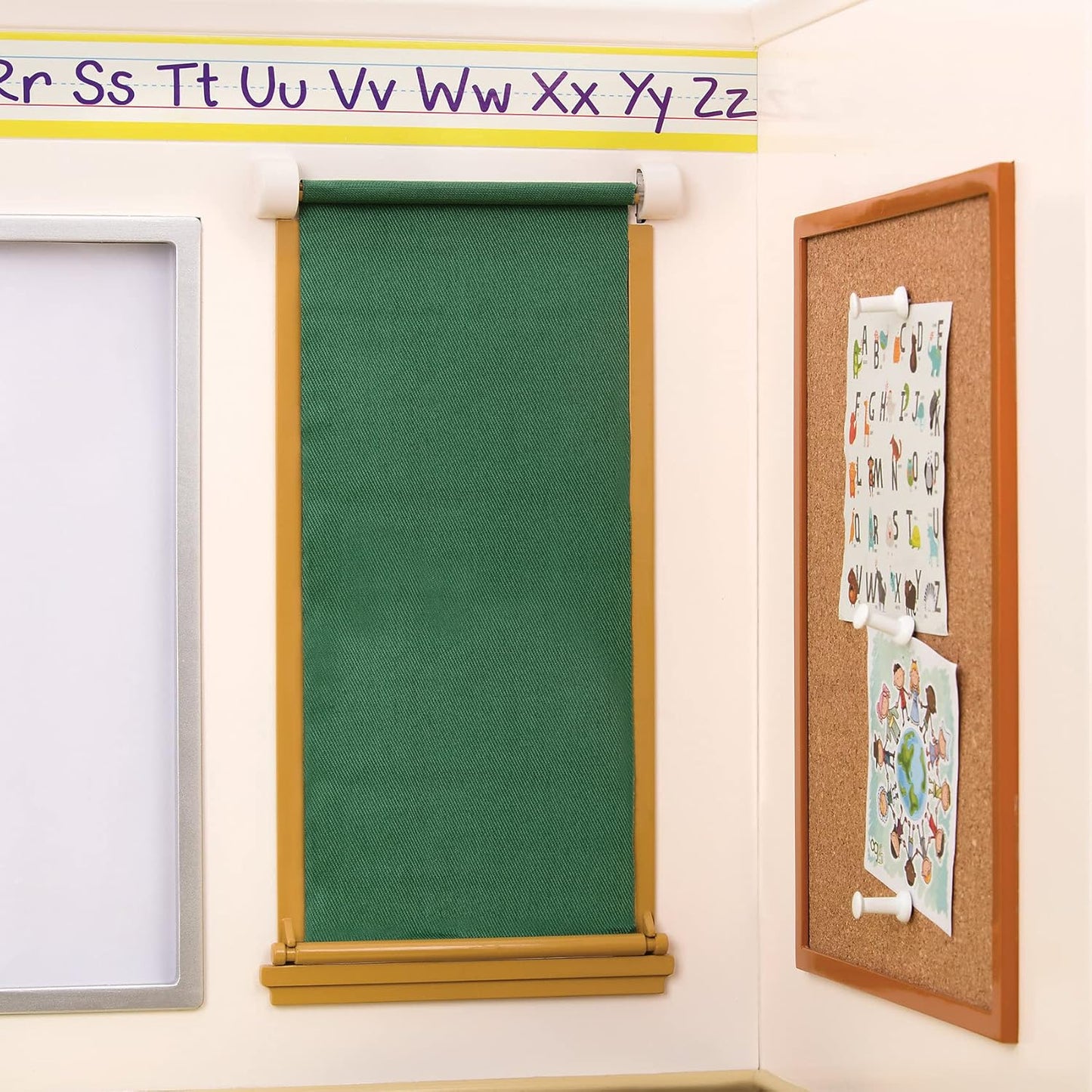 O nosso conjunto de brinquedos escolares Generation Awesome Academy totalmente abastecido para bonecas de 45 cm, inclui uma variedade de acessórios de sala de aula realistas para maiores de 3 anos