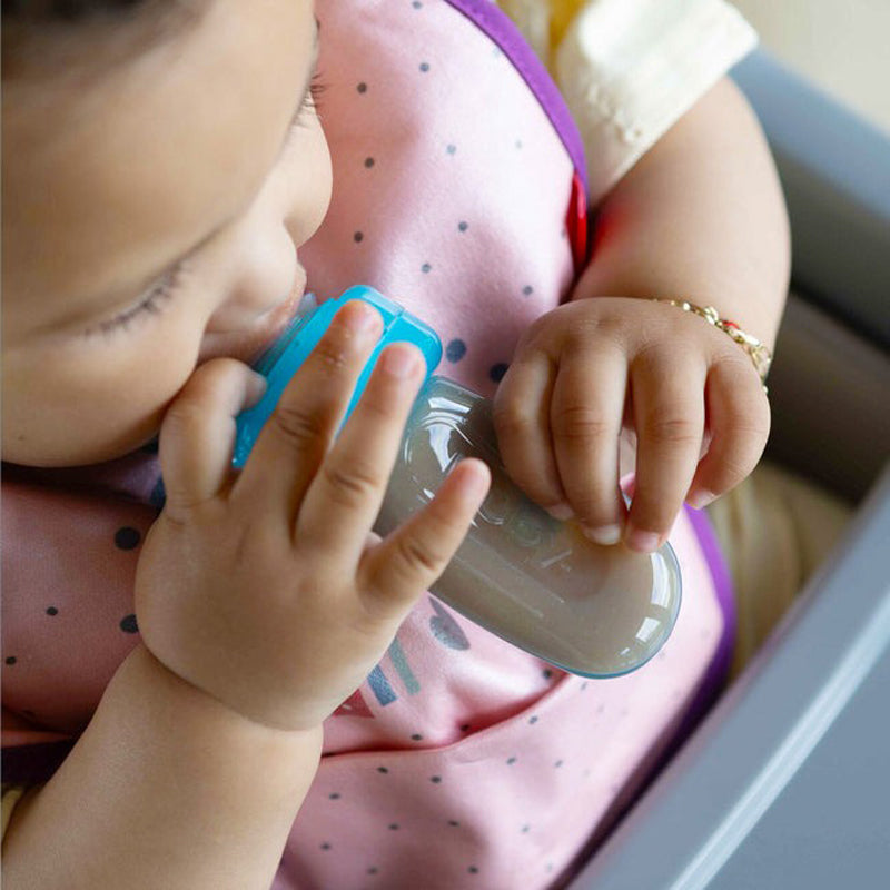 Nuby Ez Squeeze Z Alimentação automática. Silicone macio para as mãozinhas apertarem.
