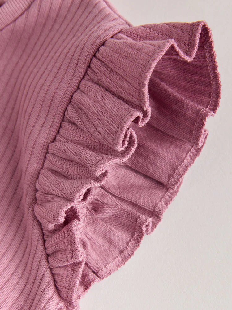 |BabyGirl| Conjunto Com 4 Macacões De Bebê Rosa com Estampa De Bolinhas e Listras Em Tons de rosa e babados nos ombros.