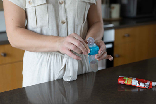 Nuby Ez Squeeze Z Alimentação automática. Silicone macio para as mãozinhas apertarem.