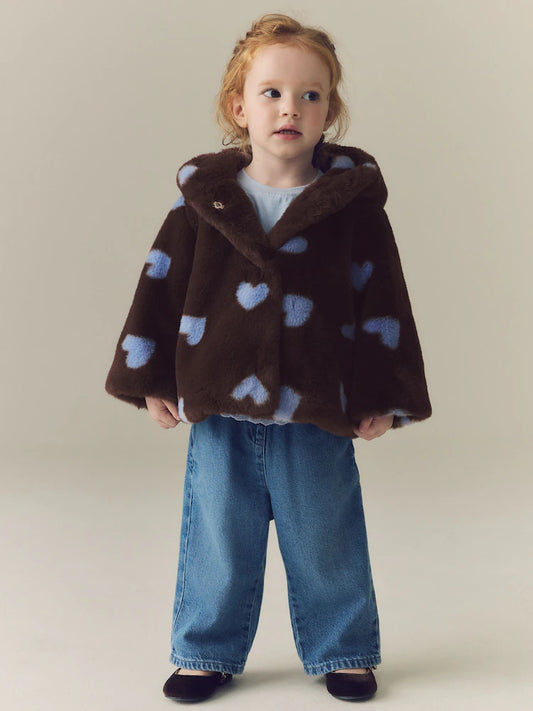 |Girl| Casaco de Pelúcia Sintética com Capuz e Estampa de Corações (Marrom-Chocolate) – (12 meses a 7 anos)