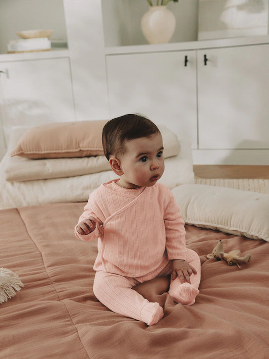 |BabyGirl| Conjunto De Bebê De 3 Peças (0-9 meses) Composto Por Body Rosa Com Detalhes em ponto ajour, leggings e casaquinho