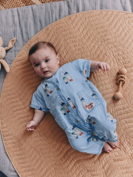 |BabyBoy| Macacão Infantil De Manga Curta Com Estampa De Coelho Em Jeans Azul (0 meses a 3 anos)