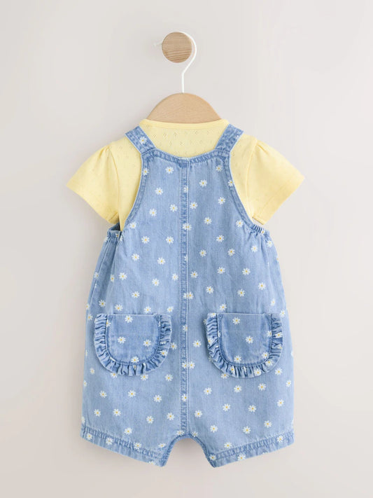 |BabyGirl| Conjunto De 2 Peças Para Bebê: Jardineira Jeans Azul Com Estampa De Margaridas e body (0 meses a 3 anos)