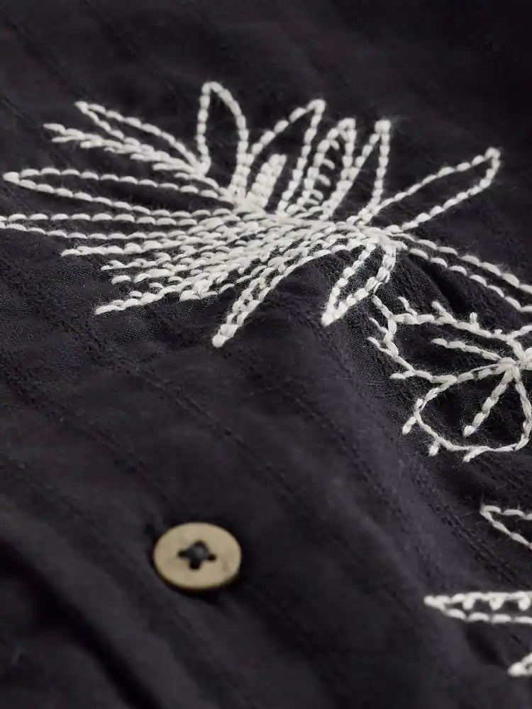 |Boy| Camisa Preta Bordada Com Flores, Manga Curta e Gola Alta