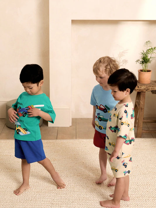 |Boy| Conjunto De 3 Pijamas Curtos Com Estampa De Carro De Corrida Nas Cores Azul, Verde, vermelho e bege (9 meses a 10 anos)