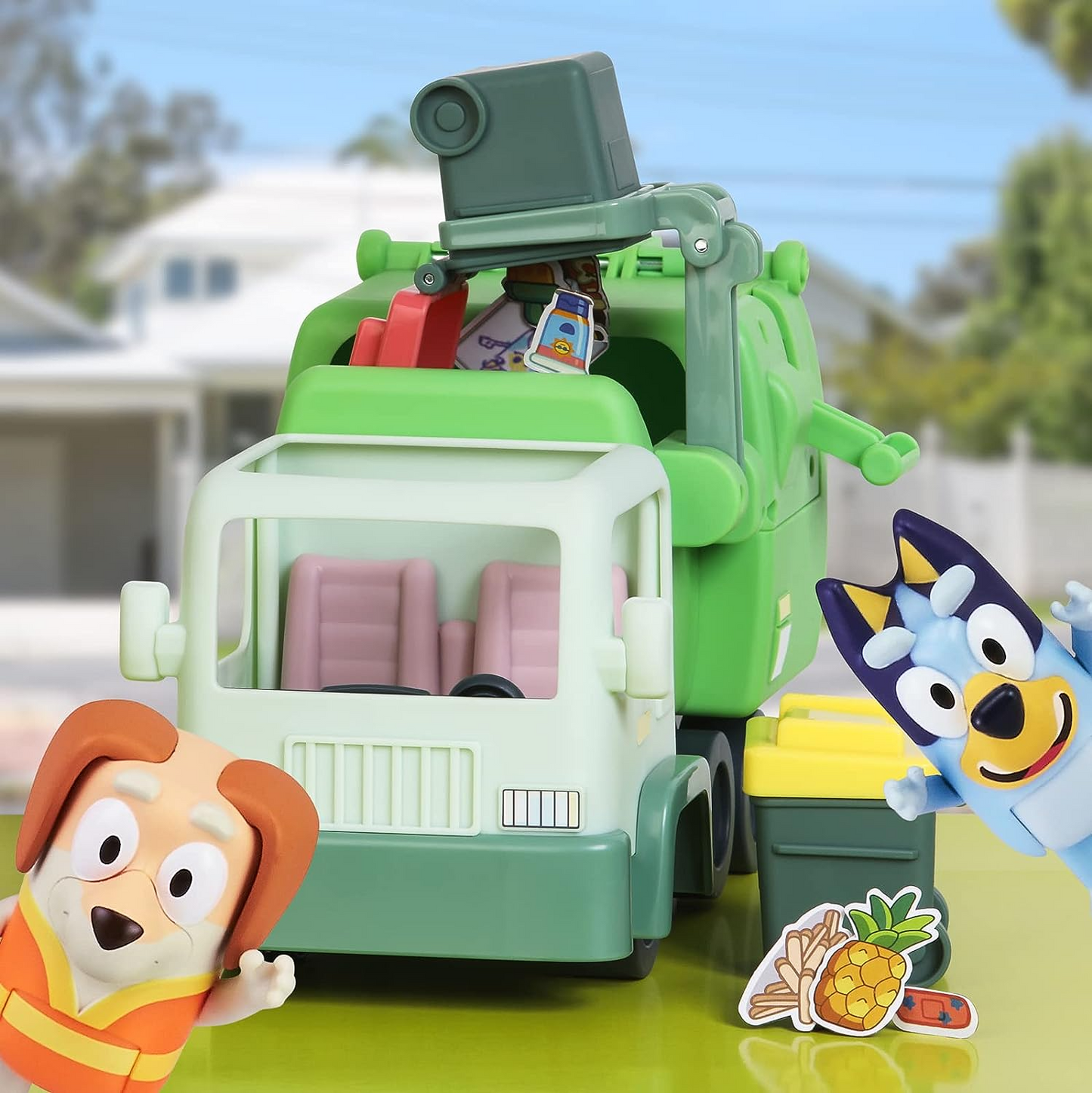 Juego de juguetes para camión de basura Bluey con dos figuras de acción de personajes coleccionables oficiales de 2,5 a 3 pulgadas, Bluey con Trash Man y 2 accesorios para contenedores de basura