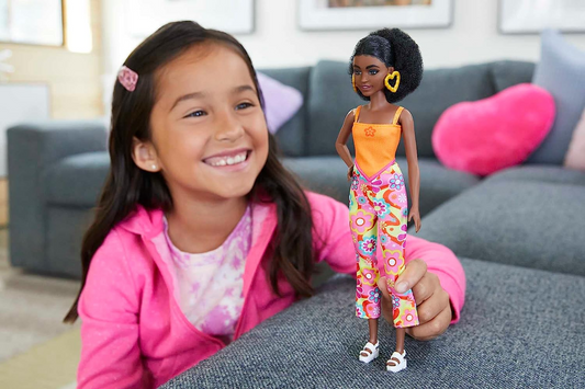 Muñeca Barbie, juguetes para niños, pelo negro rizado y tipo de cuerpo pequeño, Barbie Fashionistas, ropa y accesorios estilo Y2K